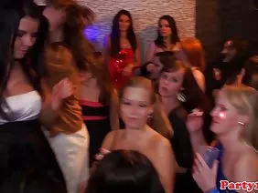 Dulce Kendall masturbándose en la sala de estar.