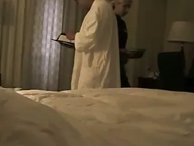 Maléfica muestra sus grandes tetas redondas.