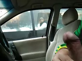 Conseguir su coño perforado bajo el ojo cariñoso de mamá