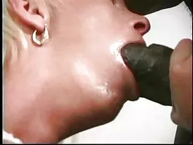 Adolescente caliente obtiene su cara bonita cubierta de semen