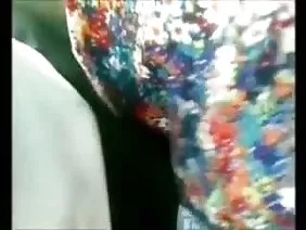 Nena oriental en coletas folla dos pollas y obtiene un facial