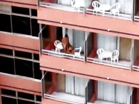 La madrastra cachonda adora atragantarse con el dong de su hijo