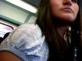 Asiática caliente deja que le chupen las tetas antes de chupar una polla dura