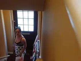 Latina de cara bonita hace mamada en público y se la follan