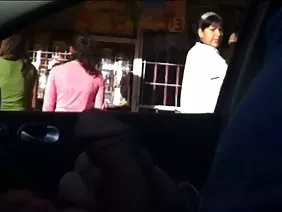 La belleza en la fiesta se vuelve extraña con la polla en la pista de baile
