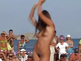 Chloe Scott obtiene un bocadillo de la cocina