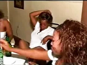 Dos bellezas se aseguran de que Danny D sea duro para follar