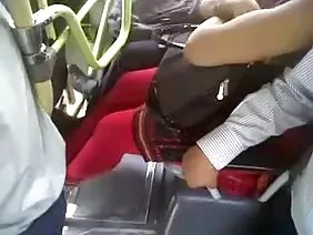 Estudiantes Erasmus follando con un guitarrista
