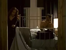 Rubia es tan caliente que incluso chupa el camarógrafo