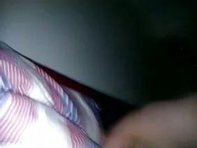 Clavando el panecillo negro más dulce en una cama king size