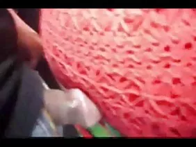 La reina de las MILFs soluciona sus problemas con las tetas.