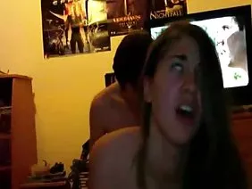 La pequeña gorila Megan Rain inspecciona los pantalones del cliente en busca de armas ocultas