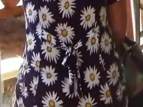 Latina delgada con tetas pequeñas frota su vagina afeitada