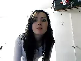 Megan Salinas se desnuda y se hace un facial.