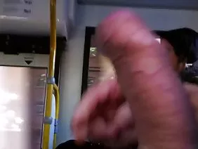 Pareja de mente abierta toma chicas calientes para un paseo