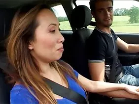 Karma y Tia reciben el masaje de toda una vida.