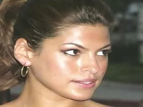 Morena caliente haciendo recuerdos con una enorme polla