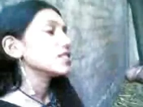 Adolescente con tetas tontas con semen en su coño