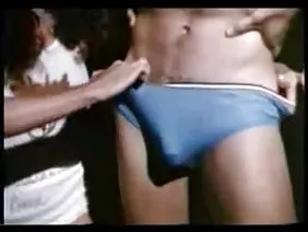 La caliente y guarra Ashley Adams irrumpe en la habitación con un vaporoso striptease