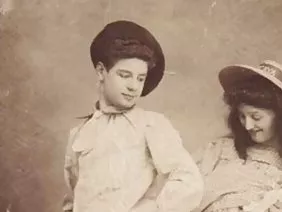 Morena voluptuosa le encanta usar juguetes.