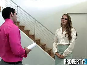 Boobylicious MILF abordado por dos chicos fuertes