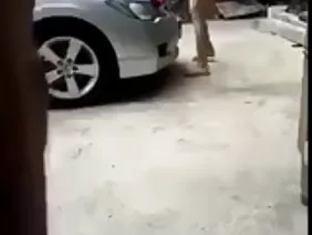 La novia rusa Alessandra mostrando su rosa