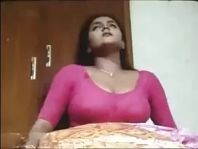 Adolescente facializada en la entrevista de trabajo.