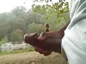 Putas anales tetonas comparten una polla para rebotar sus jugosos melones