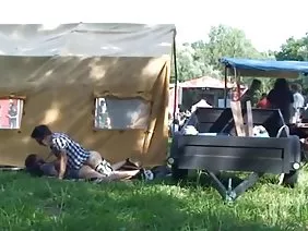 Stepson no puede ocultar la erección de su madrastra MILF tetona