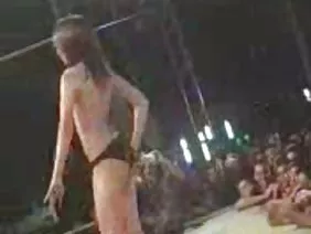 La pequeña Ava Hardy sube la polla de montaña de Jmac