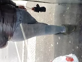 La escolta apenas legal es una laica increíble