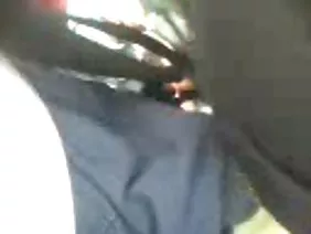 Una secretaria en huelga ayuda a su jefe a descargar