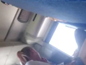 Camarera caliente sopla una gran polla y se traga la carga