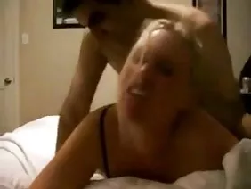 Adolescente con un buen cuerpo quiere una polla detrás de ella.