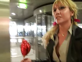 El coño que gotea de Staci solo está pidiendo clavos duros