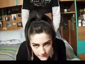 Morena caliente deja espacio para un titfuck aceitoso