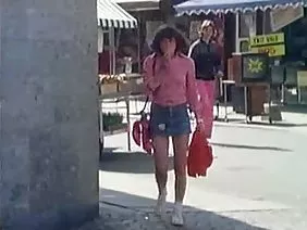 Petite Lindsey entre dos pollas enormes