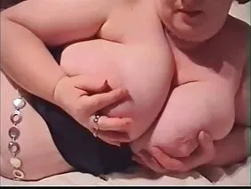 Chica asiática flaca llena de semen