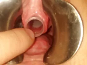 Petite chick gags en una enorme polla