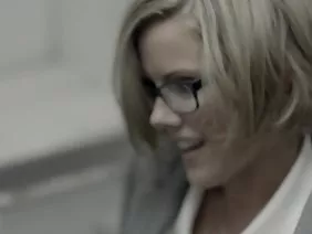 Las nenas tetonas no requieren palabras para comenzar a chuparse las clits de las demás