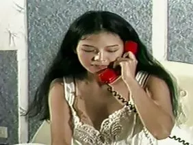 La belleza asiática se vuelve ruidosa cuando frota su coño hasta el orgasmo