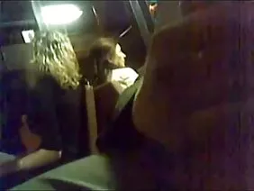 Empujando su monstruo negro entre sus tetas