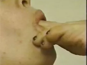 Heavenly Holly Michaels tiene grandes tetas y se la follan hasta que se corre